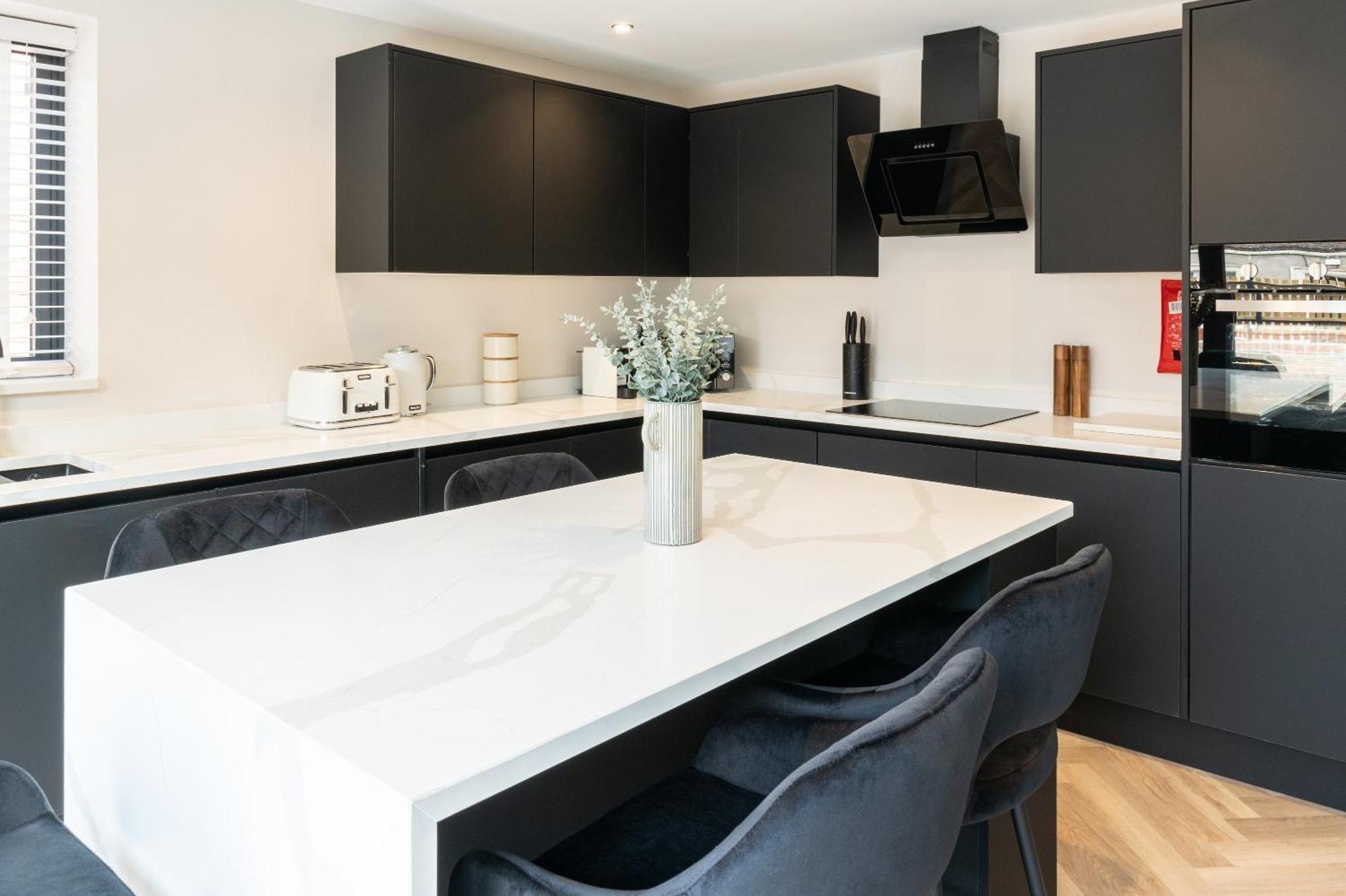 Luxury 4br Centre House - Free Parking *