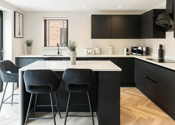 Luxury 4Br City Centre House - Free Parking